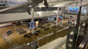 Inundação no aeroporto de Auckland prende passageiros da Qantas em avião
