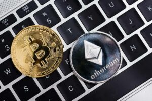 Bitcoin og Ethereum stiger støt