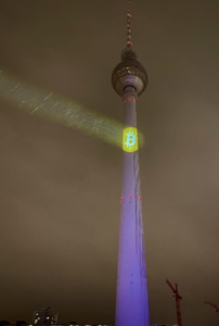Bitcoin B -logo valaisee Saksan korkeimman rakennuksen Berliinissä