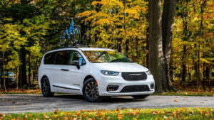 Chrysler richiama Pacifica Hybrids per problemi di stallo e rischio di incendio