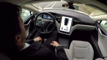 Копи переслідують водія Tesla, який «дреме» з увімкненим автопілотом