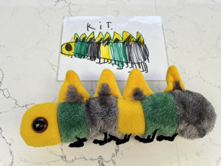 Toegewijde leraar maakt gepersonaliseerd pluchen speelgoed op basis van tekeningen van leerlingen #ArtTuesday