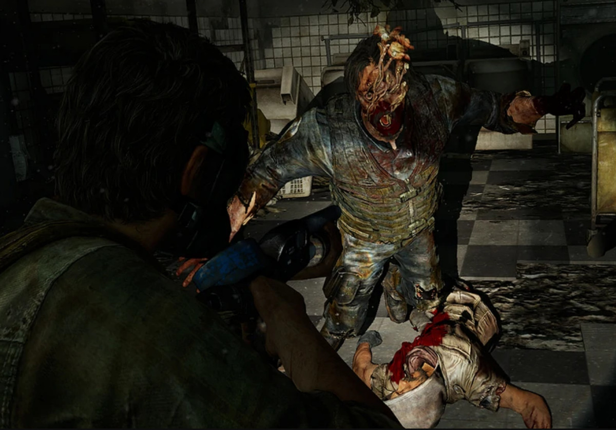 En stalker kaster sig ud mod Joel i The Last of Us
