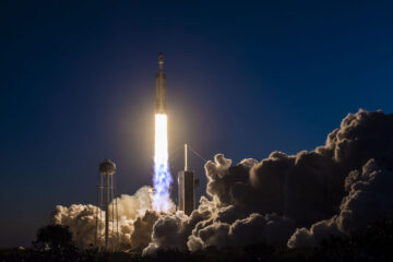Falcon Heavy przenosi satelity wojskowe na wysoką orbitę po spektakularnym starcie o zachodzie słońca