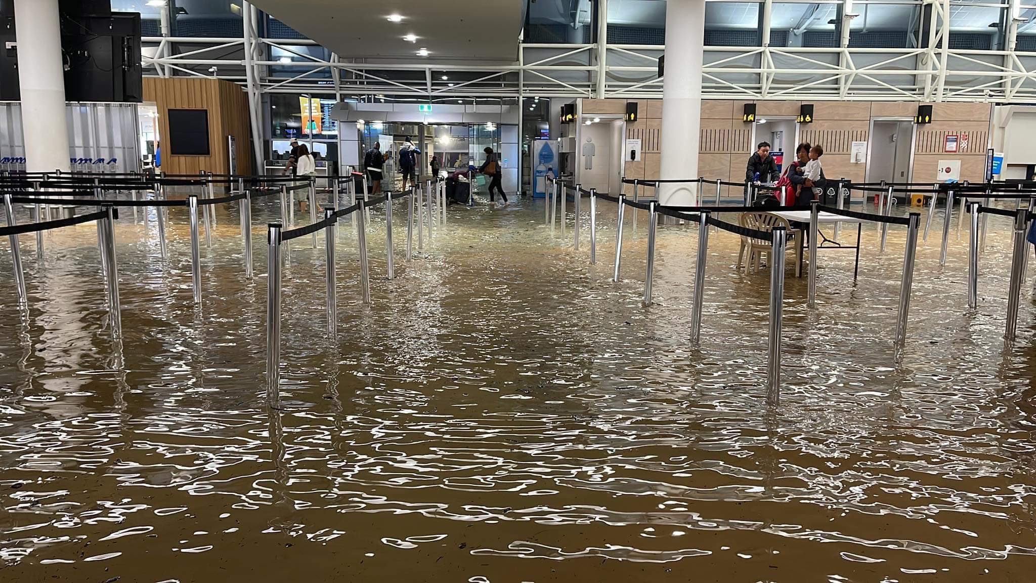 เที่ยวบินโดยสารระหว่างประเทศเที่ยวแรกออกจากสนามบินโอ๊คแลนด์หลังเกิดน้ำท่วม