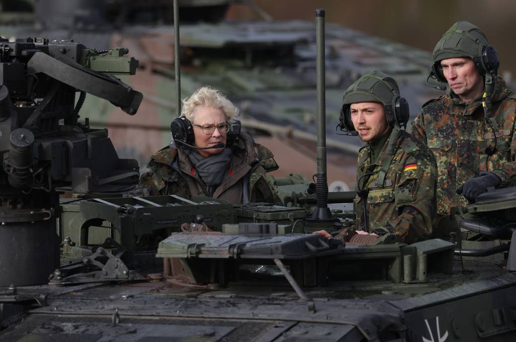 Ο υπουργός Άμυνας της Γερμανίας παραιτήθηκε εν μέσω επικρίσεων στην Ουκρανία
