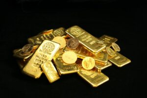 Gullprisene faller, begrenser tapene med en svakere dollar