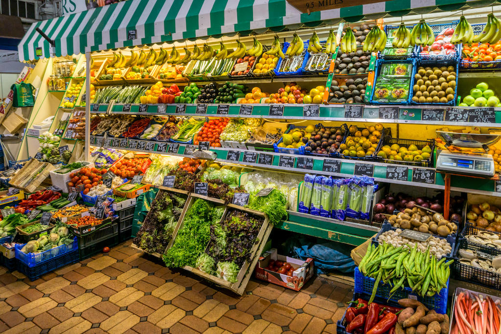 옥스퍼드의 지붕 덮인 시장 노점에서 판매되는 과일과 채소.