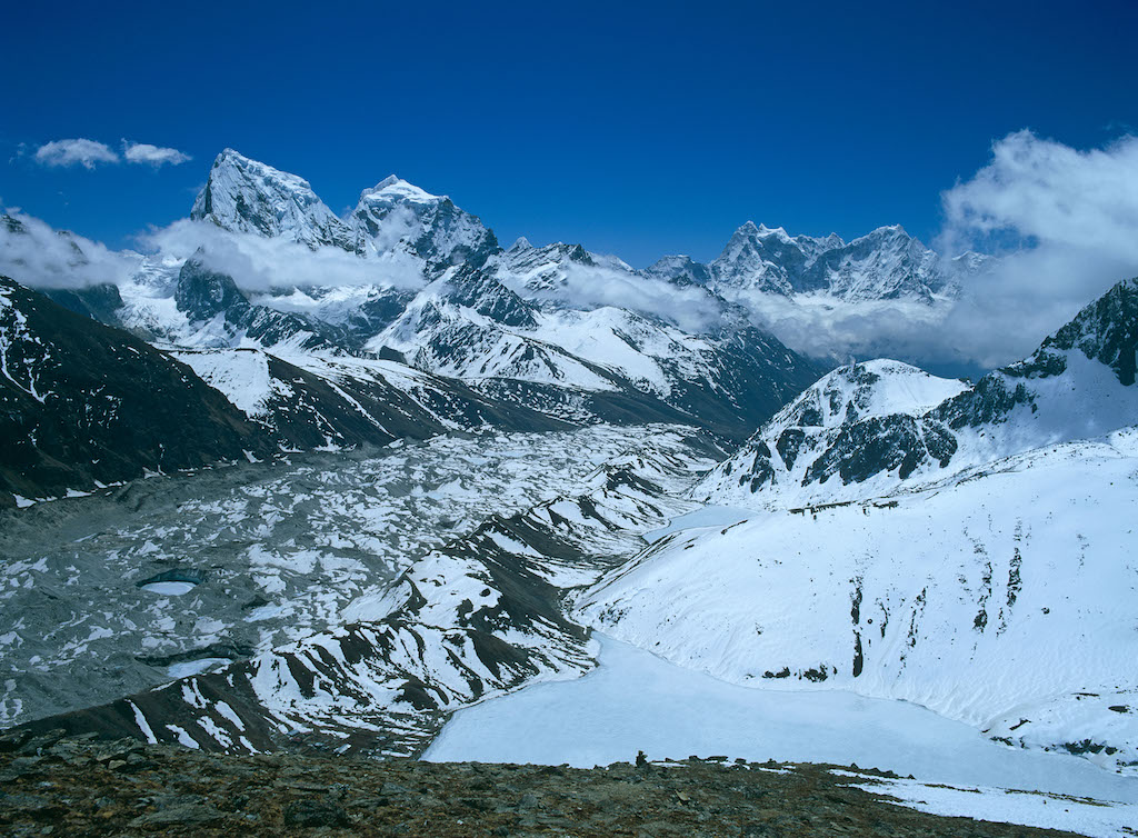 Gokyo-glaciären och sjöarna i Himalaya, Nepal.
