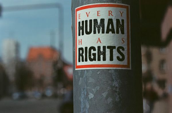 Direitos Humanos e Governança de Inteligência Artificial