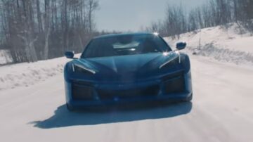 Гибридный Corvette E-Ray, представленный в режиме «Стелс», дебютирует 17 января.