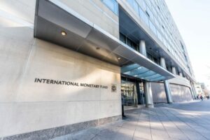 Direktor IMF pravi, da so svetovni gospodarski obeti 'manj slabi', kot so se bali