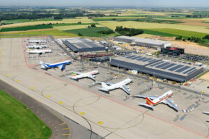In einer Kompromissvereinbarung ändert die wallonische Regierung die Umweltgenehmigung des Flughafens Lüttich, um mehr Flüge zuzulassen