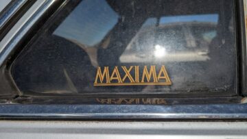 Permata tempat barang rongsokan: 1988 Nissan Maxima