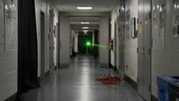 Laser skulpturerer en bølgeleder i campuskorridoren, fysikken til hvordan jazzen får sin sving