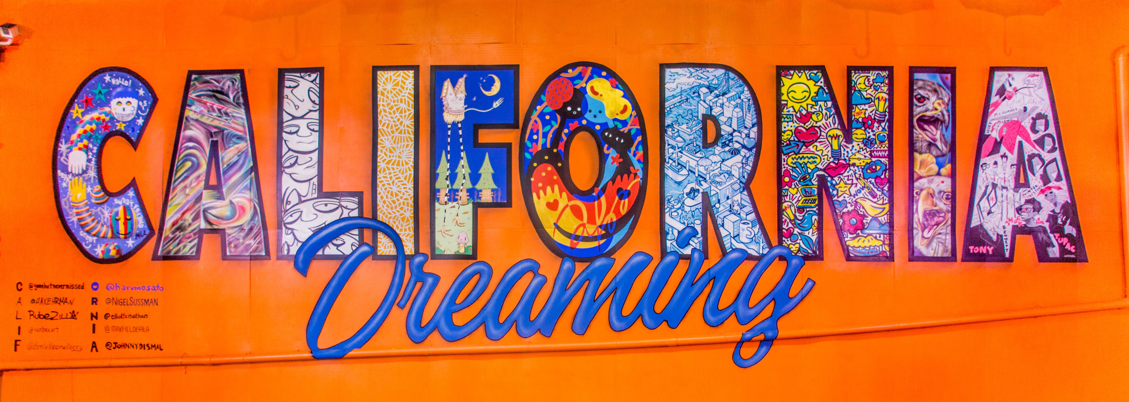 Kolorowy mural z napisem „California Dreaming” przy Umbrella Alley w Oakland w Kalifornii