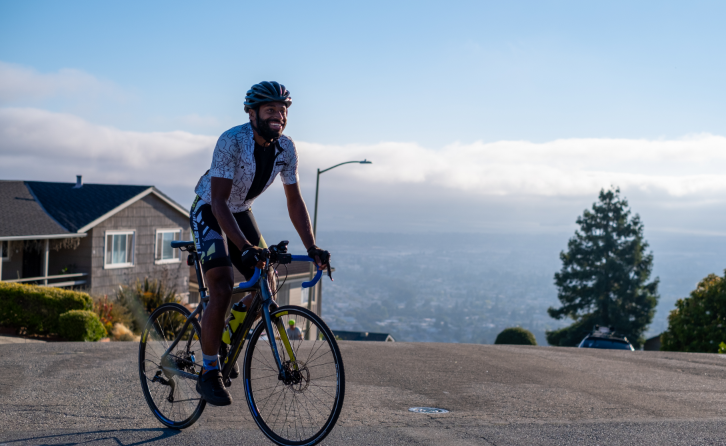 นักปั่นจักรยาน Kellie Scott นั่งอยู่บนยอดเขา Butters Drive, Oakland, CA