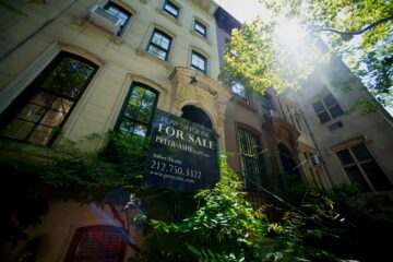 Försäljningen av lägenheter på Manhattan faller under fjärde kvartalet då mäklare fruktar en frusen marknad