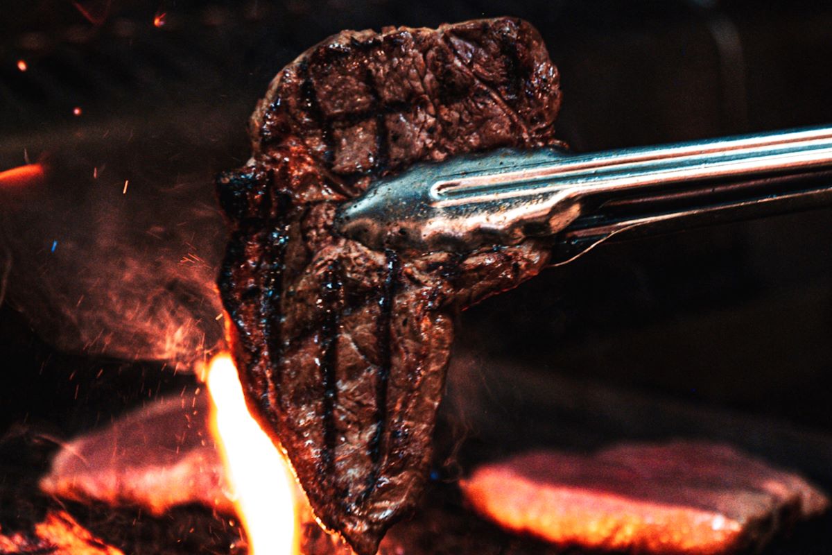 steak di atas panggangan