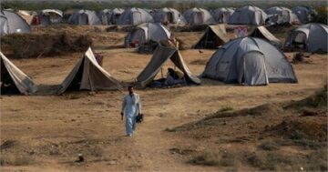 Imigrantes climáticos do Paquistão enfrentam duras adversidades