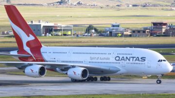 যাত্রীরা CPR পাওয়ার পরে Qantas A380 ল্যান্ড করে