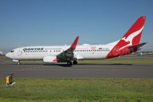 QANTAS 航班 QF144 在奥克兰和悉尼之间使用一台发动机飞行