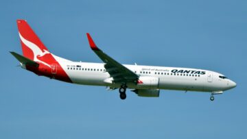 Qantas mayday call under investigation, passengers praise airline crew