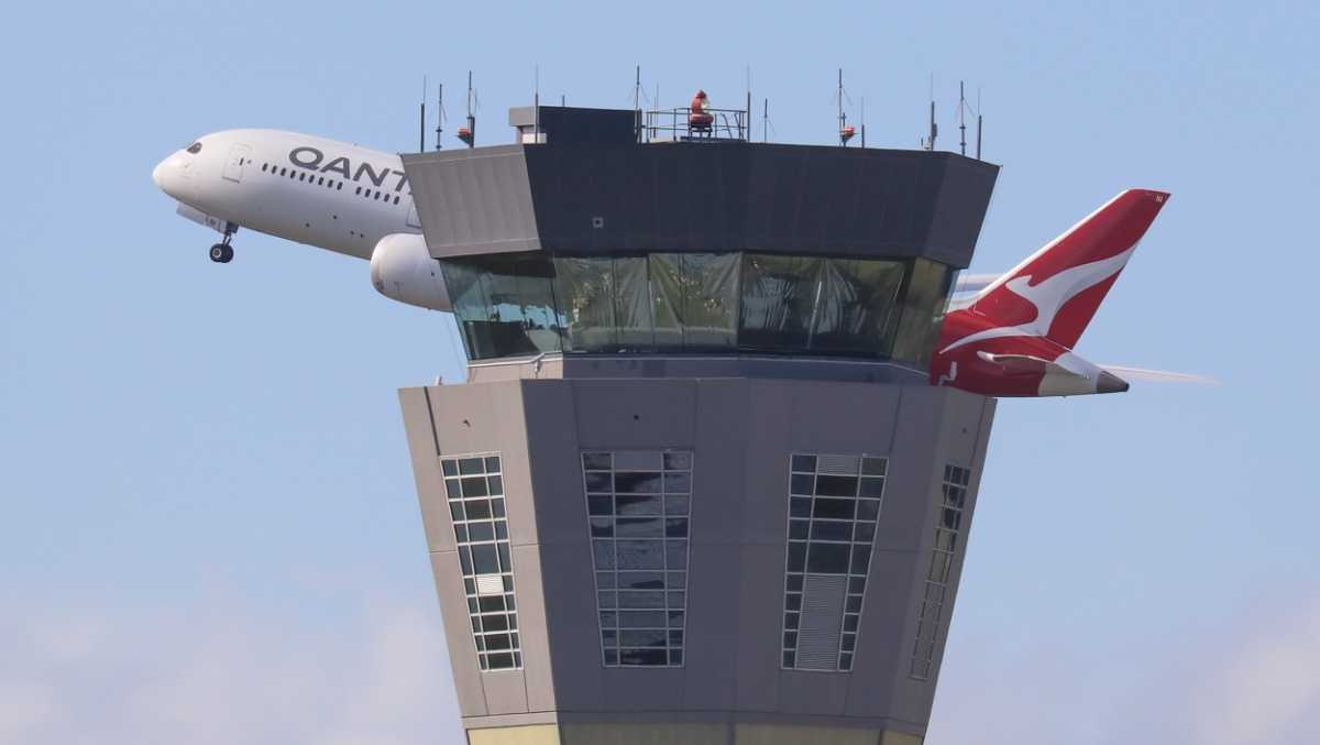 Pilot Qantas mengatakan kurangnya pengawas lalu lintas udara mengancam keselamatan