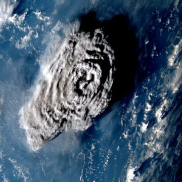 Satelliten beobachten die höchste Vulkanfahne aller Zeiten