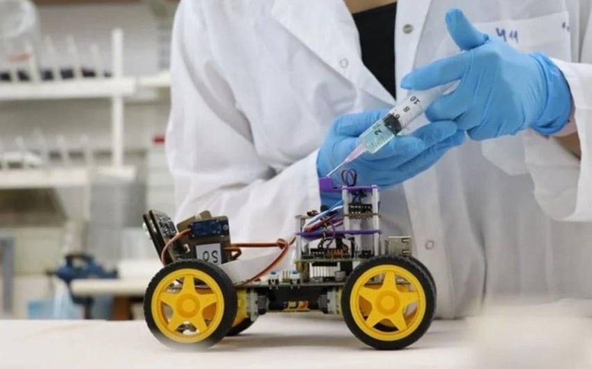 Forskare gav en robot ett luktsinne med gräshoppsantenner och AI