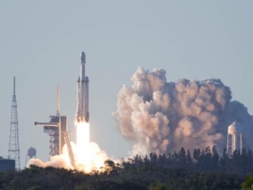 SpaceX lança foguete Falcon Heavy com 1ª carga de segurança nacional