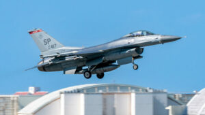 Spangdahlem의 F-16은 임시 F-15 대체품으로 Kadena에 배치됩니다.