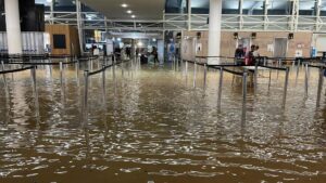 奥克兰宣布进入紧急状态，遭遇暴雨袭击——机场被淹关闭
