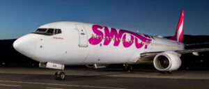 Swoop kỷ niệm khởi động lại các chuyến bay thẳng giữa Hamilton và Vịnh Montego