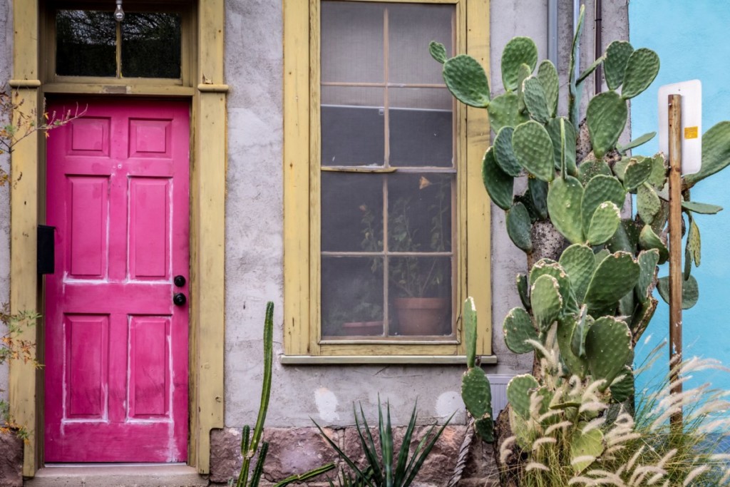 πολύχρωμη πόρτα στη γειτονιά barrio viejo στο Tucson