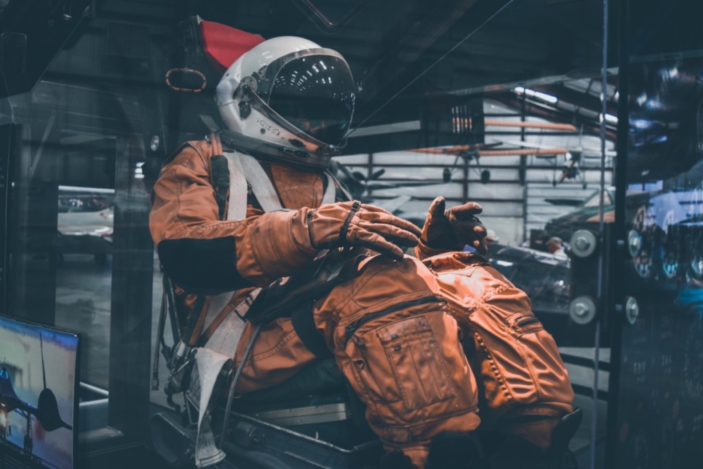 Человек в космическом скафандре в музее авиации и космонавтики Пима в Тусоне