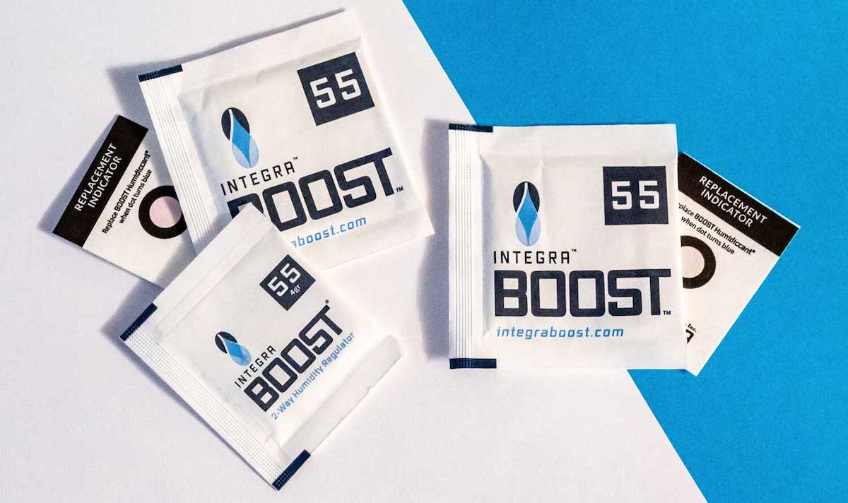 Integrier-Boost-Feuchtigkeitskontrollpakete auf einem weiß-blauen Hintergrund