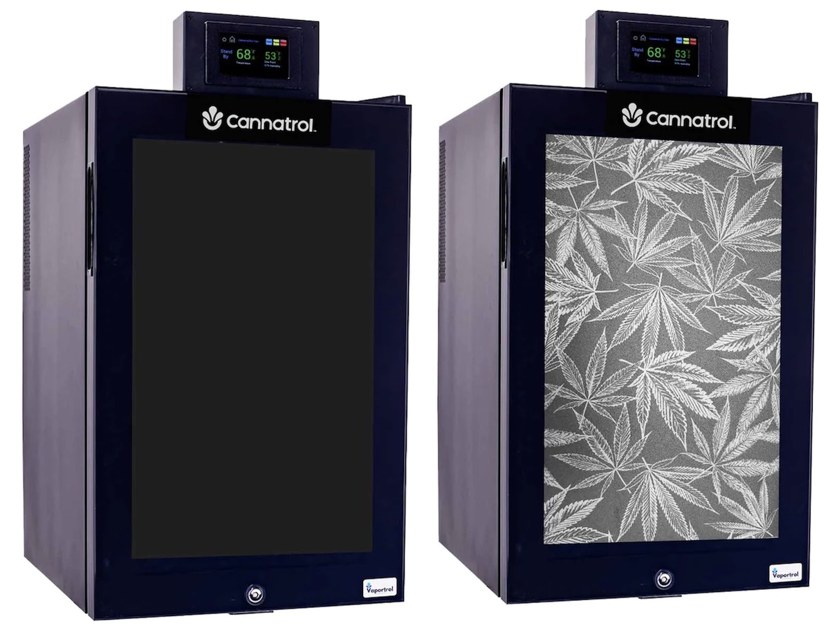 två kommersiella cannatrol-behållare för cannabisförvaring