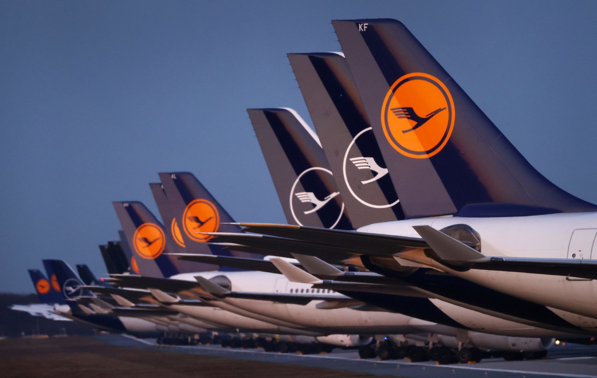 İnşaat çalışmaları sırasında bir kablo kesintisi, Lufthansa sistemlerini devre dışı bırakarak binlerce yolcuyu mahsur bıraktı