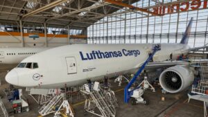 Als weltweit erster Frachter hebt ein Flugzeug der Lufthansa Cargo mit der CO2-effizienten AeroSHARK-Technologie ab