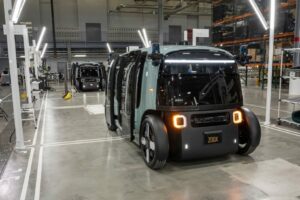 Безпілотний автомобіль Amazon вперше перевозить людей дорогами загального користування