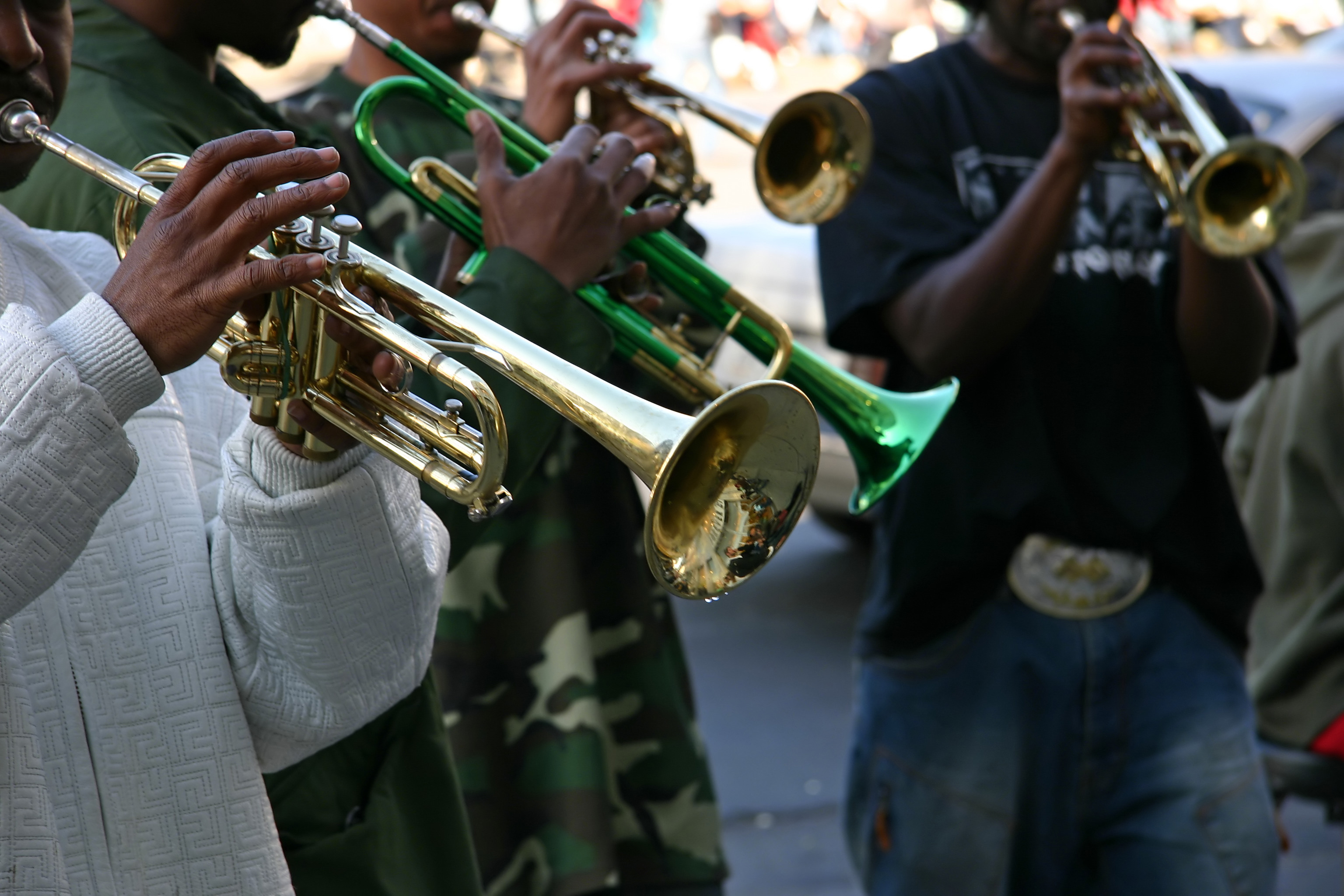 Trompetister optræder på et gadehjørne