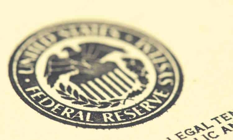 Banker har stadig tilladelse til at servicere kryptoindustrien, præciserer Federal Reserve