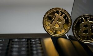 Bitcoin in Ethereum: BTC se umika z ravni 24000 $
