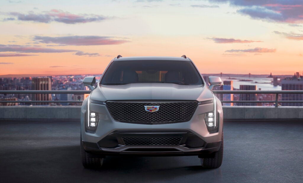 Cadillac tutvustas uuendatud 2024. aasta XT4 linnamaasturit