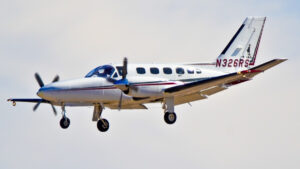 Cessna 441 ভুল বন্দরে তেলের লাইন দিয়ে উড্ডয়ন করেছে