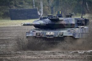 Tšekin armeija katselee uusia Leopard 2A7+ -tankkeja vanhemman version testaamisen jälkeen