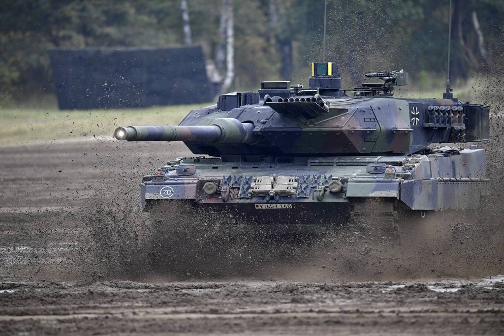 Češka vojska si ogleduje nove tanke Leopard 2A7+ po testiranju starejše različice