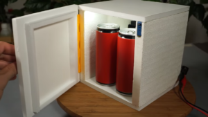 Le mini-réfrigérateur bricolage est une pure brillance en mousse
