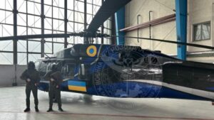 Det første UH-60 Black Hawk-helikopteret for Ukrainas etterretningstjeneste bryter dekningen